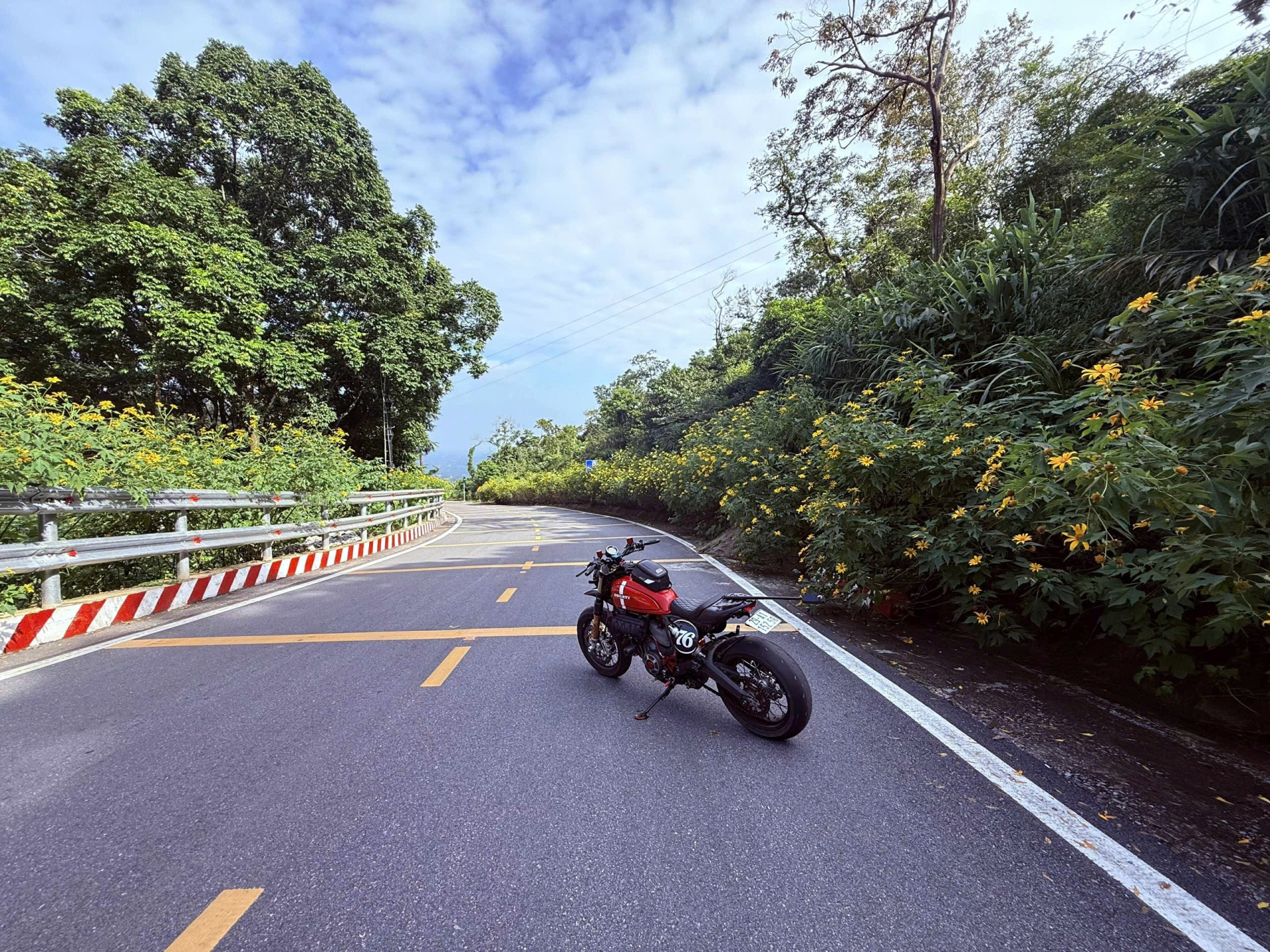 Ba Vì mùa hoa dã quỳ, dã quỳ Ba Vì, phượt Ba Vì, cung đường phượt Hà Nội, biker vi vu, đồ bảo hộ biker, phượt phân khối lớn, mùa dã quỳ Ba Vì 2025