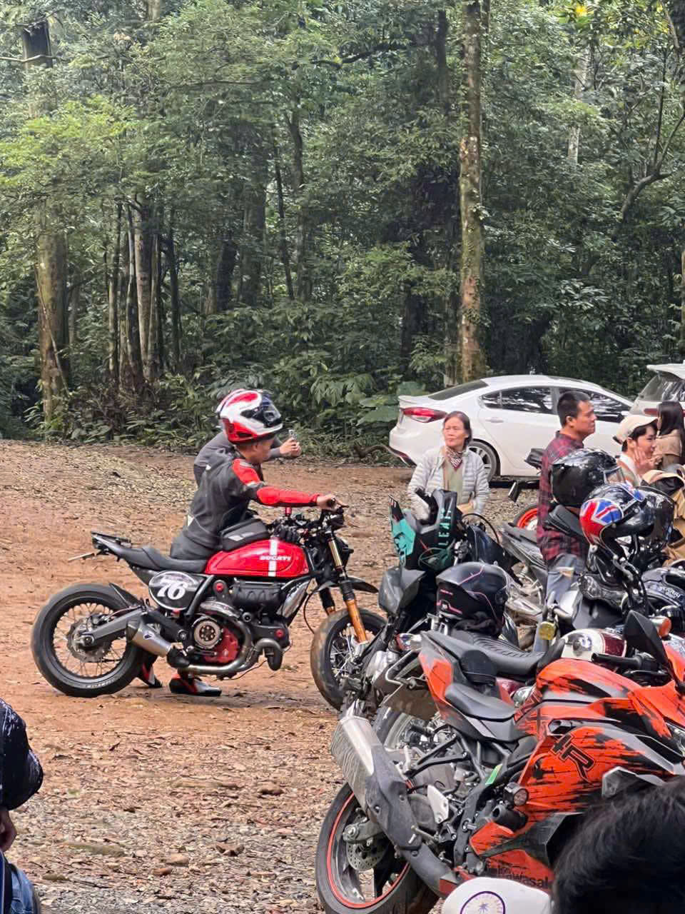 Ba Vì mùa hoa dã quỳ, dã quỳ Ba Vì, phượt Ba Vì, cung đường phượt Hà Nội, biker vi vu, đồ bảo hộ biker, phượt phân khối lớn, mùa dã quỳ Ba Vì 2025